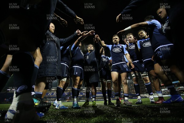 091119 - Cardiff Blues v Toyota Cheetahs - Guinness PRO14 - Nick Williams of Cardiff Blues leads the huddle post match