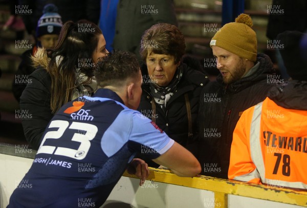 091119 - Cardiff Blues v Toyota Cheetahs - Guinness PRO14 - Jason Harries of Cardiff Blues talks to family at full time