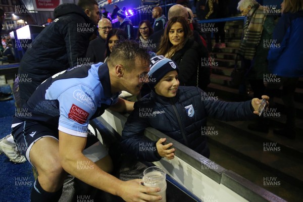 091119 - Cardiff Blues v Toyota Cheetahs - Guinness PRO14 - Jarrod Evans of Cardiff Blues has a picture with a young fan