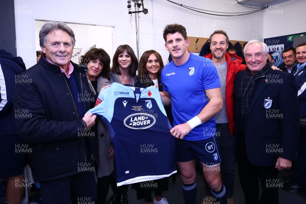 091119 - Cardiff Blues v Toyota Cheetahs - GuinnessPRO14 - Lloyd Williams of Cardiff Blues receives his jersey from father Brynmor and family