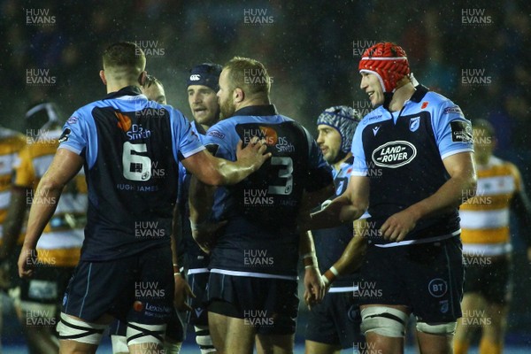 091119 - Cardiff Blues v Toyota Cheetahs - GuinnessPRO14 - Players of Cardiff Blues celebrate at the final whistle 