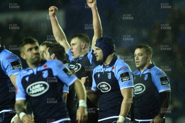 091119 - Cardiff Blues v Toyota Cheetahs - GuinnessPRO14 - Players of Cardiff Blues celebrate at the final whistle 