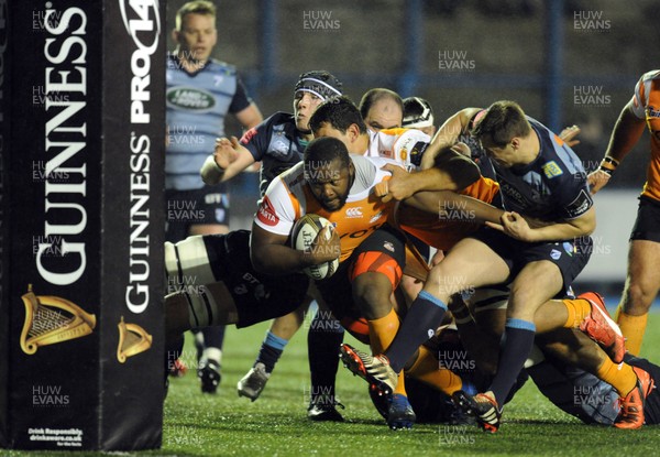 100218 - Cardiff Blues v Toyota Cheetahs - Guinness PRO14 - Ox Nche of Toyota Cheetahs powers towards the try line