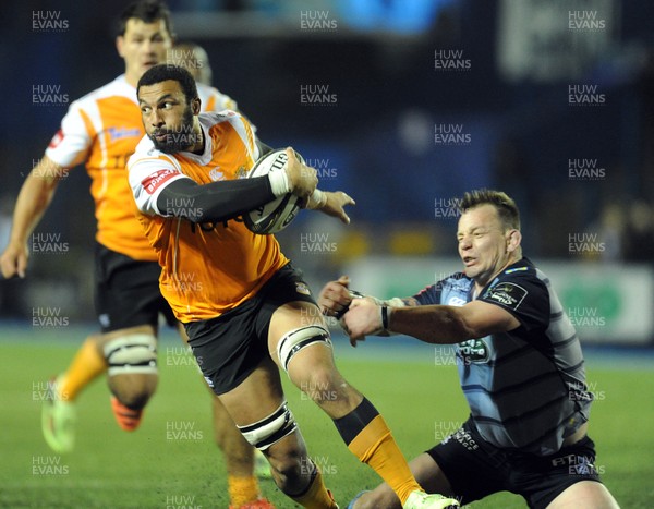 100218 - Cardiff Blues v Toyota Cheetahs - Guinness PRO14 - Uzair Cassiem of Toyota Cheetahs evades the tackled by Matthew Rees of Cardiff Blues