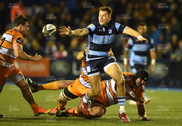 280918 - Cardiff Blues v Cheetahs - Guinness PRO14 - Jason Harries of Cardiff Blues tries to gather the ball