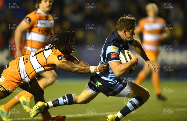 280918 - Cardiff Blues v Cheetahs - Guinness PRO14 - Lloyd Williams of Cardiff Blues gets past Sibhale Maxwane of Cheetahs to score try