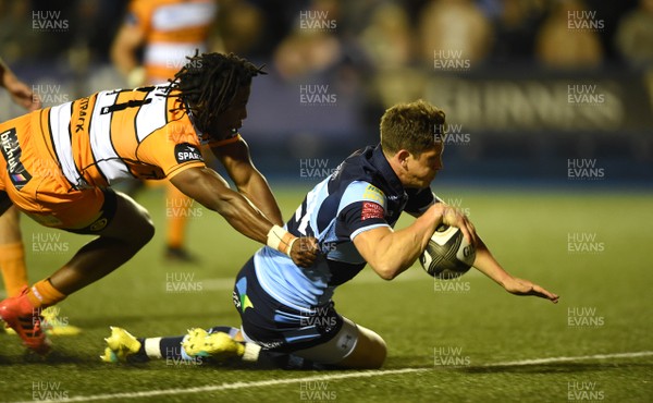 280918 - Cardiff Blues v Cheetahs - Guinness PRO14 - Lloyd Williams of Cardiff Blues gets past Sibhale Maxwane of Cheetahs to score try