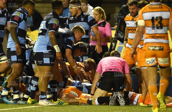 280918 - Cardiff Blues v Cheetahs - Guinness PRO14 - Referee George Clancy inspects the grounding before awarding Olly Robinson of Cardiff Blues try