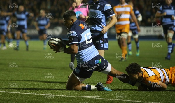 280918 - Cardiff Blues v Toyota Cheetahs - Guinness PRO14 - Rey Lee-Lo of Cardiff Blues scores a try