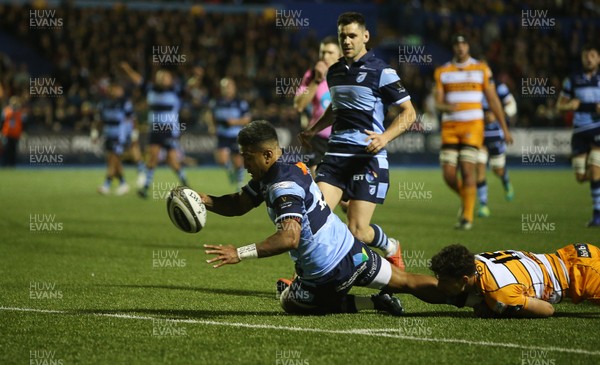 280918 - Cardiff Blues v Toyota Cheetahs - Guinness PRO14 - Rey Lee-Lo of Cardiff Blues scores a try
