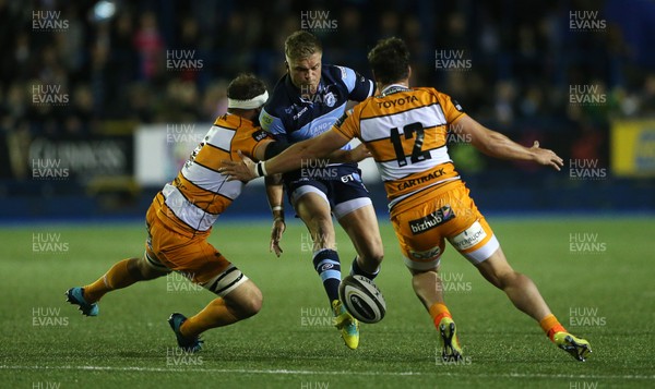 280918 - Cardiff Blues v Toyota Cheetahs - Guinness PRO14 - Gareth Anscombe of Cardiff Blues is tackled by Junior Pokomela of Cheetahs as he chips the ball though