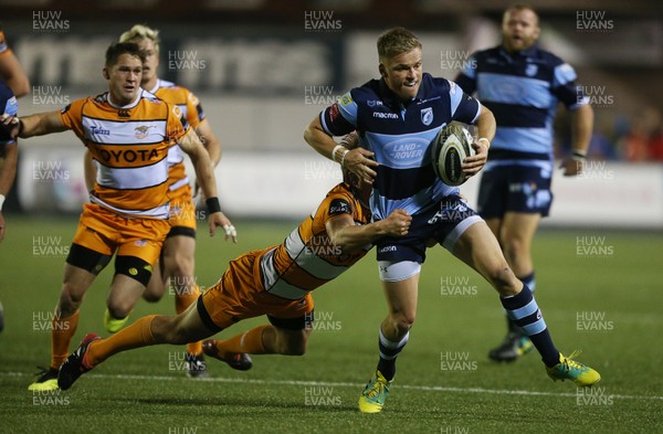 280918 - Cardiff Blues v Toyota Cheetahs - Guinness PRO14 - Gareth Anscombe of Cardiff Blues is tackled by William Small-Smith of Cheetahs