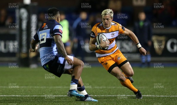 280918 - Cardiff Blues v Toyota Cheetahs - Guinness PRO14 - Tian Schoeman of Cheetahs is challenged by Rey Lee-Lo of Cardiff Blues