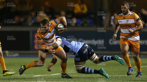 280918 - Cardiff Blues v Toyota Cheetahs - Guinness PRO14 - Jacques du Toit of Cheetahs is tackled by Olly Robinson of Cardiff Blues