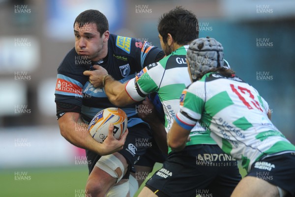 021113 - Cardiff Blues v Benetton Treviso - RaboDirect PRO12 -Andries Pretorius of Cardiff Blues is tackled by Andrea Pratichetti and Michele Campagnaro of Benetton Treviso