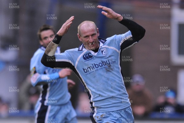 19.04.08 - Cardiff Blues v Ulster - Magners League - Cardiff's Gareth Thomas celebrates his try 