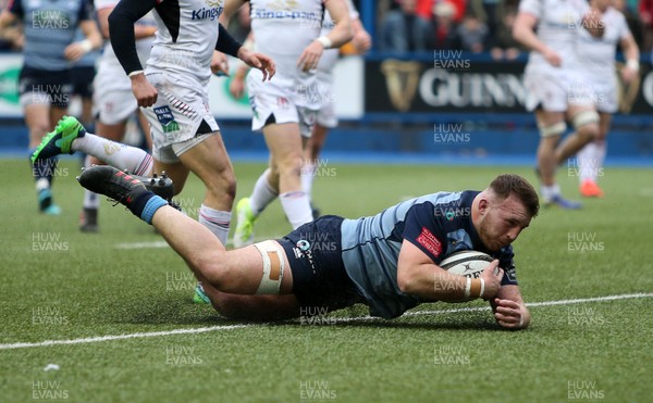 240318 - Cardiff Blues v Ulster  - Guinness PRO14 - Dillon Lewis of Cardiff Blues dives over the line to score a try in the last minute of the game