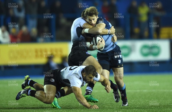 041117 - Cardiff Blues v Zebre - Guinness PRO14 - Blaine Scully of Cardiff Blues is tackled by Tommaso Castello and Mattia Bellini of Zebre