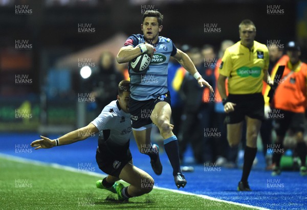 041117 - Cardiff Blues v Zebre - Guinness PRO14 - Lloyd Williams of Cardiff Blues races clear to score try