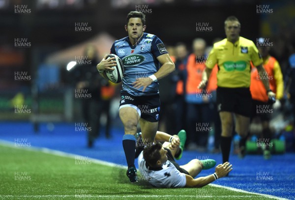 041117 - Cardiff Blues v Zebre - Guinness PRO14 - Lloyd Williams of Cardiff Blues races clear to score try
