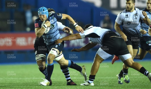 041117 - Cardiff Blues v Zebre - Guinness PRO14 - Ollie Robinson of Cardiff Blues gets past Giovanni Licata and Sami Panico of Zebre