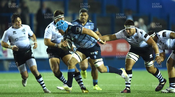 041117 - Cardiff Blues v Zebre - Guinness PRO14 - Ollie Robinson of Cardiff Blues gets past Giovanni Licata and Sami Panico of Zebre