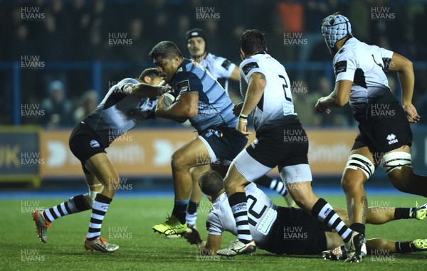 041117 - Cardiff Blues v Zebre - Guinness PRO14 - Nick Williams of Cardiff Blues takes on Tommaso Castello of Zebre