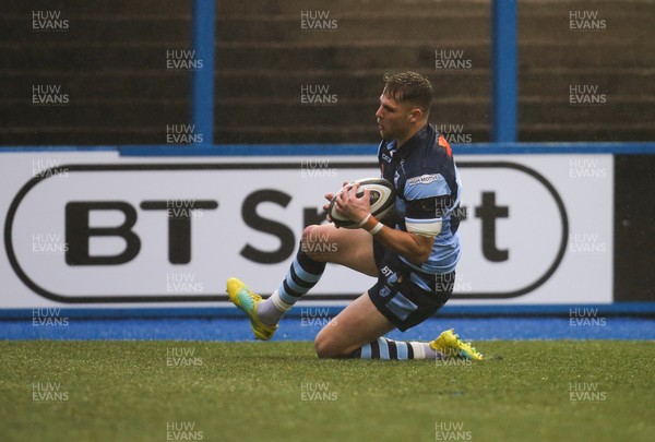 041118 - Cardiff Blues v Zebre, Guinness PRO14 - Tom Williams of Cardiff Blues races in to score try