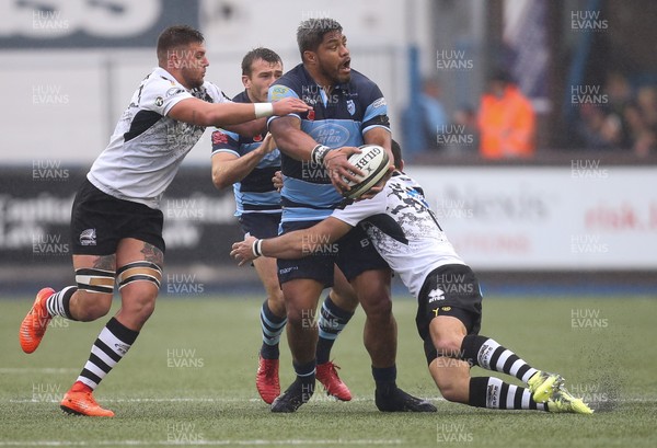 041118 - Cardiff Blues v Zebre, Guinness PRO14 - Nick Williams of Cardiff Blues looks to release the ball as he is tackled