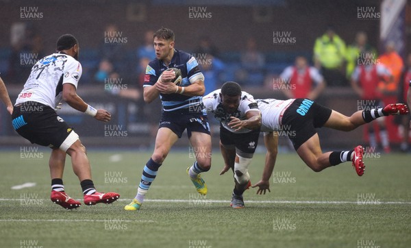 041118 - Cardiff Blues v Zebre, Guinness PRO14 - Tom Williams of Cardiff Blues looks for a gap as he breaks away