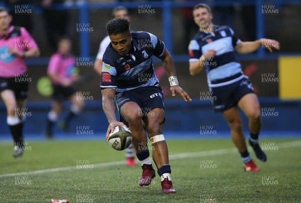 041118 - Cardiff Blues v Zebre, Guinness PRO14 -Rey Lee-Lo of Cardiff Blues races in to score try