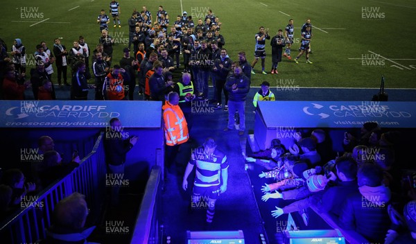 041118 - Cardiff Blues v Zebre, Guinness PRO14 - Gethin Jenkins of Cardiff Blues leaves the pitch at the end of his final match