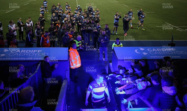 041118 - Cardiff Blues v Zebre, Guinness PRO14 - Gethin Jenkins of Cardiff Blues leaves the pitch at the end of his final match