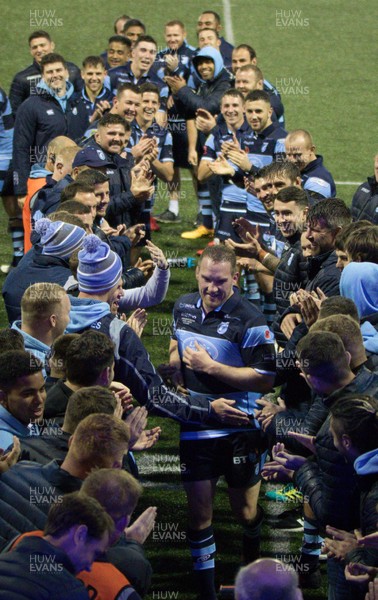 041118 - Cardiff Blues v Zebre, Guinness PRO14 - Gethin Jenkins of Cardiff Blues is applauded off the pitch by team mates at the end of his final match before retiring
