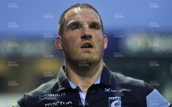041118 - Cardiff Blues v Zebre, Guinness PRO14 - Gethin Jenkins of Cardiff Blues is applauded off the pitch by team mates at the end of his final match before retiring