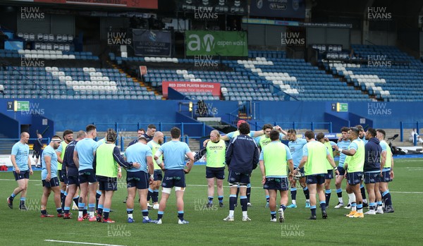 050621 - Cardiff Blues v Zebre, Guinness PRO14 Rainbow Cup - The team huddle together during warm up