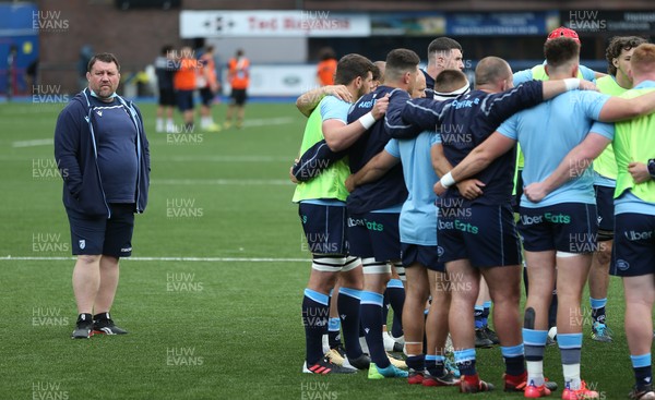 050621 - Cardiff Blues v Zebre, Guinness PRO14 Rainbow Cup - The team huddle together during warm up as Cardiff Blues head coach Dai Young looks on