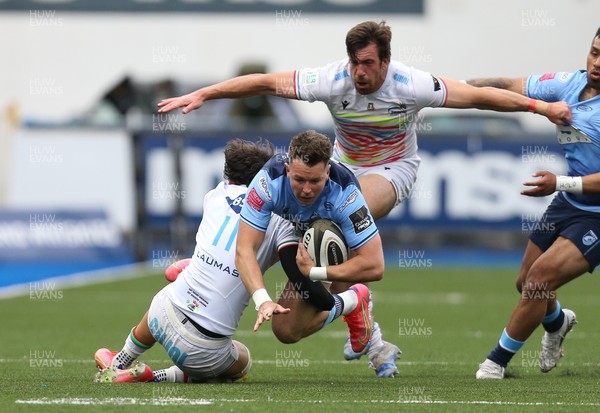 050621 - Cardiff Blues v Zebre, Guinness PRO14 Rainbow Cup - Jason Harries of Cardiff Blues takes on Giovanni D�Onofrio of Zebre