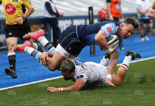 050621 - Cardiff Blues v Zebre, Guinness PRO14 Rainbow Cup - Jason Harries of Cardiff Blues is tackled by Guglielmo Palazzani of Zebre