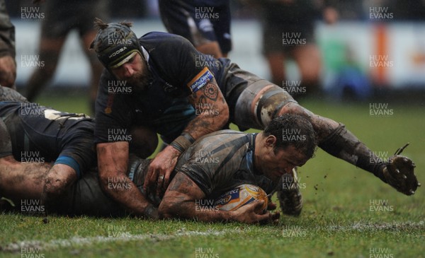 130413 - Cardiff Blues v Zebre - RaboDirect PRO12 -Jamie Roberts of Cardiff Blues runs in to score try 