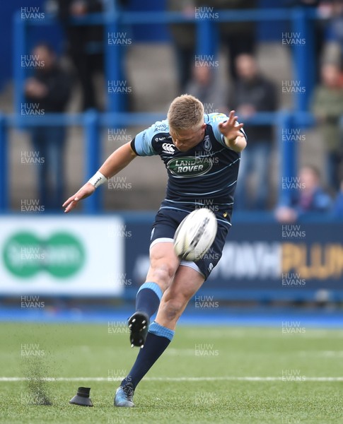 280417 - Cardiff Blues v Zebre - Guinness PRO12 - Gareth Anscombe of Cardiff Blues kicks at goal