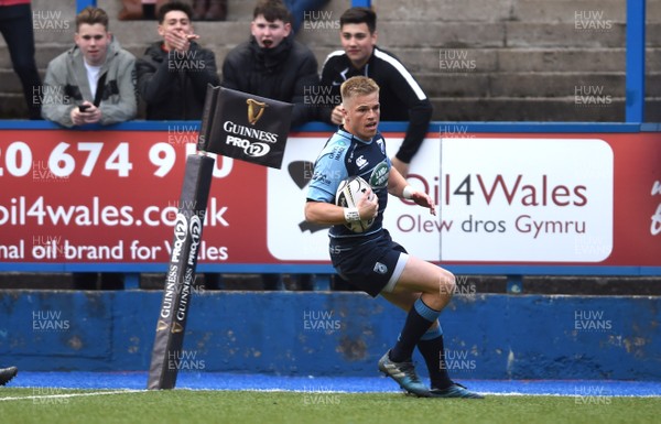 280417 - Cardiff Blues v Zebre - Guinness PRO12 - Gareth Anscombe of Cardiff Blues scores try