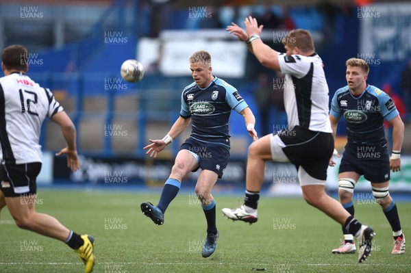 280417 - Cardiff Blues v Zebre - Guinness PRO12 - Gareth Anscombe of Cardiff Blues chips ahead