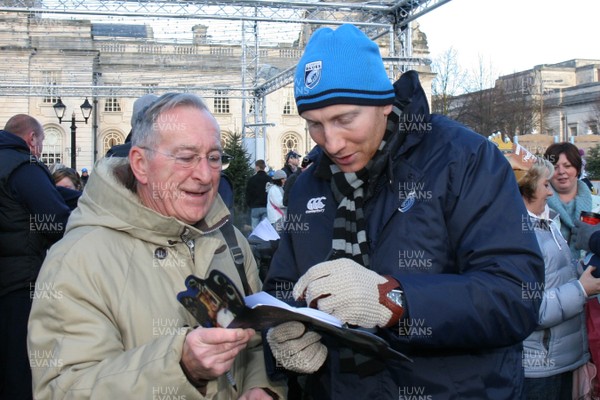 22.12.09 Cardiff Blues at The Winter Wonderland -  Ton Shanklin signs an autograph for a fan  at The Winter Wonderland. 