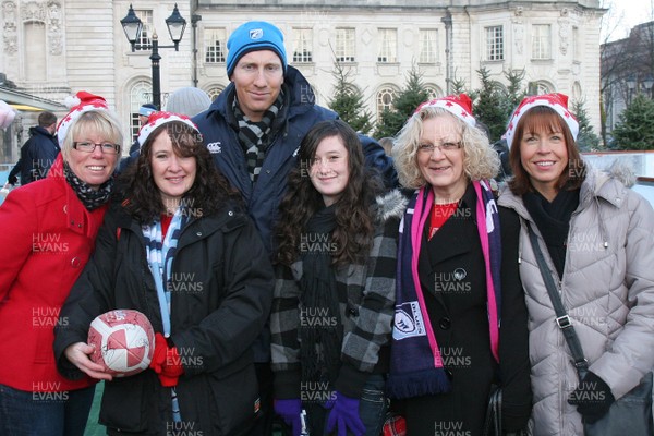 22.12.09 Cardiff Blues at The Winter Wonderland -  Tom Shanklin pose for photographs with Blues fans at The Winter Wonderland. 