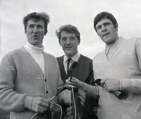 020169 - Cardiff City Football Training - Keeper Fred Davies, Brian Clarke and John Toshack play golf