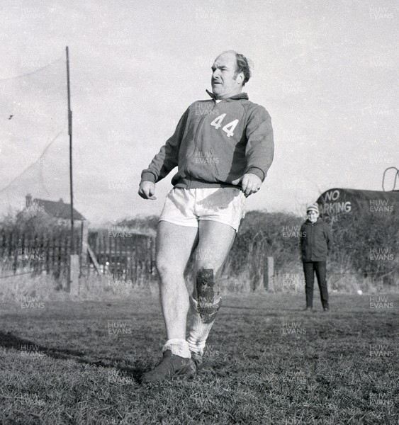 020169 - Cardiff City Football Training - Manager Jimmy Scoular on the training field