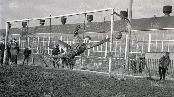 020169 - Cardiff City Football Training - Keeper Fred Davies during training