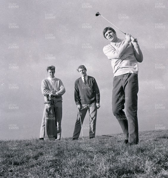 020169 - Cardiff City Football Training - Fred Davies, Brian Clarke and John Toshack play golf