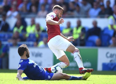 020918 - Cardiff City v Arsenal - Premier League - Aaron Ramsey of Arsenal is tackled by Harry Arter of Cardiff City